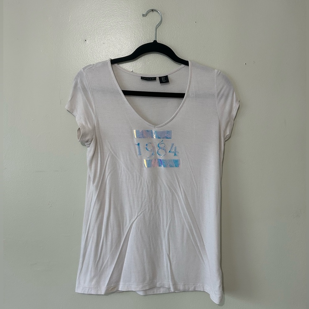 TAHARI | fitted short sleeve modal tee with a ‘1984’ decal on front, centered